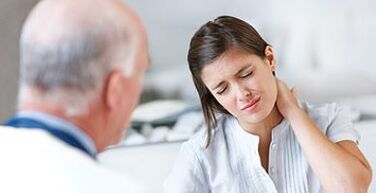 bir doktor randevusunda servikal osteokondrozlu bir hasta