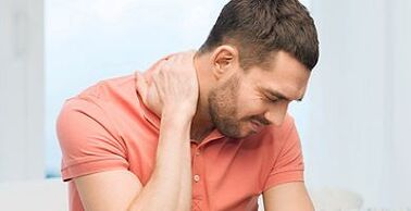 servikal osteokondrozlu bir erkeğin boynundaki ağrı